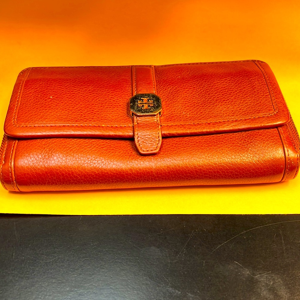 Tory Burch genuine leather wallet- good condition (missing little zippy)